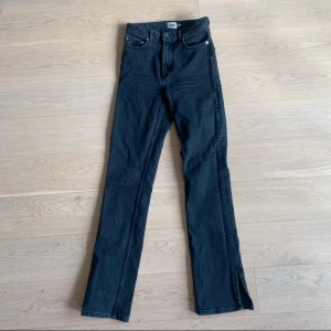 Svarta jeans med slits från 157 - Säljer dessa jeans från lager157 i modellen JEANS ”SPLIT” i färgen ”black used”. De är oanvända i nyskick. Passar även någon i XS. Jeansen är högmidjade med slit nertill. Mer info hittar du i min bio😊.  https://www.lager157.com/sv-se/article/jeans-split-new?attr1_id=10