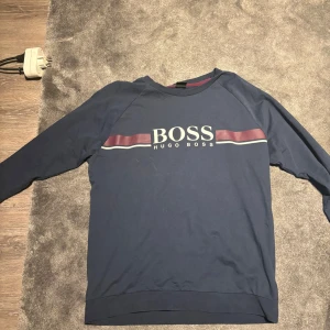 Hugo boss tröja - Långärmad tröja från Hugo boss.           Knappt använd