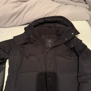 Canada goose Wyndham parks black label - Hej tänkte sälja min canada goose efter som den är lite för stor och tänkt att köpa en annan jacka använd 1 vinter jackan är som ny inga märken eller skada på jackan jätte fin och håller dig jätte varm under vintern. Snabb affär fixar ett bra pris