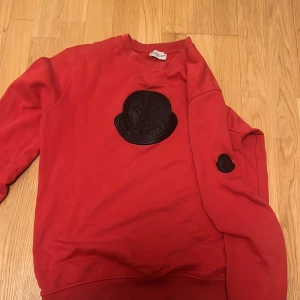Röd Moncler sweatshirt - Röd sweatshirt från Moncler