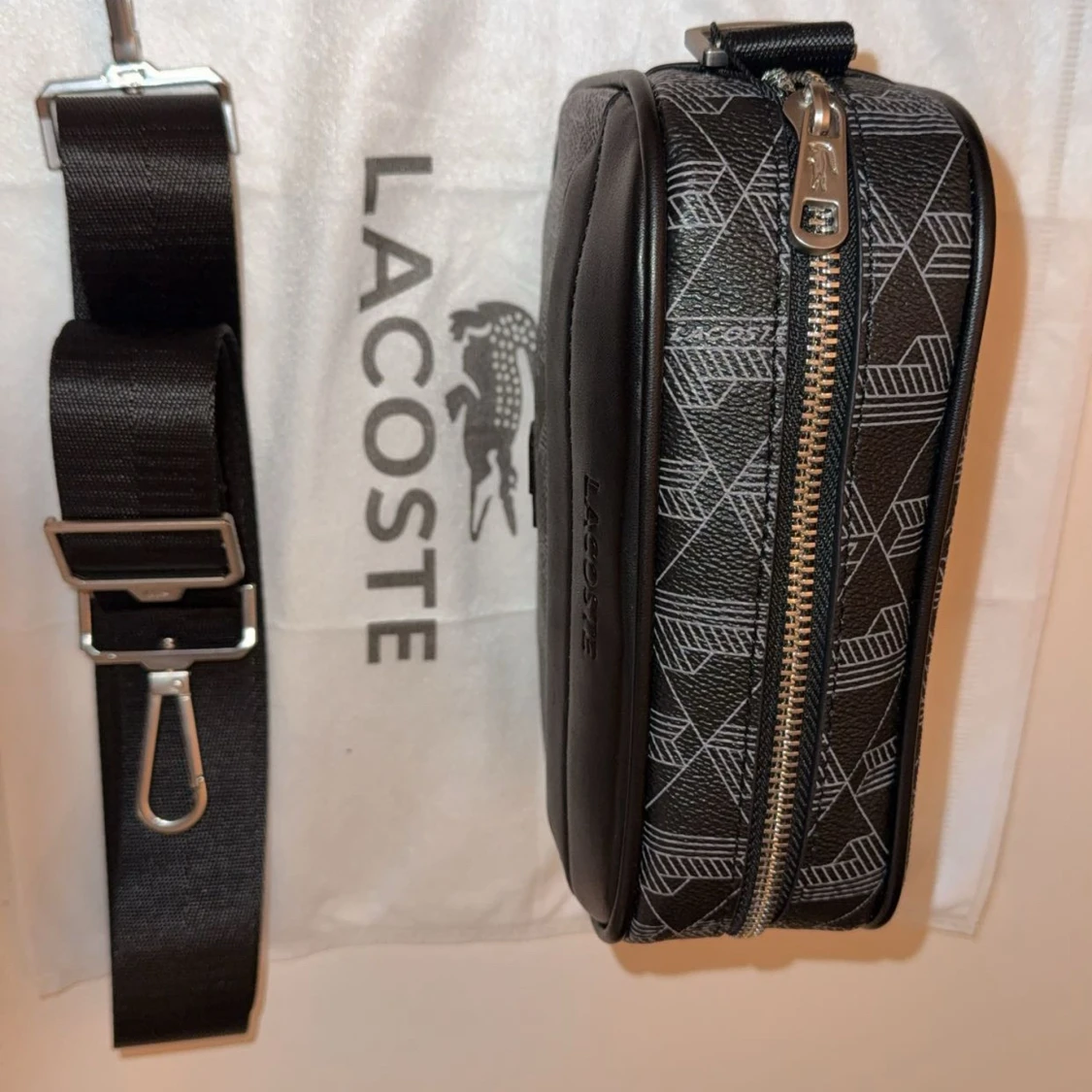 Svart axelväska från Lacoste med mönster - 2