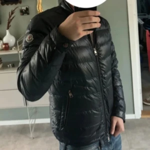 Moncler Acorus  - Moncler jacka i modellen Acorus, Storlek 1 alltså XS/S. Det finns en liten skada på insidan/baksidan av ena ärmen som är lagad men den syns knappast vid användning.
