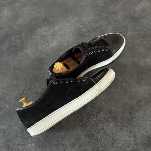 Svarta Lanvin DBB1 - Snygga svarta Lanvins med glansig tå. Skorna är i bra skick, ställ alla dina frågor! Pris kan diskuteras vid snabb affär! ✅🤝 45