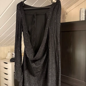 Kort glittrig svart klänning  - Väldigt fint skick , använd väldigt få ggr , Stl S
