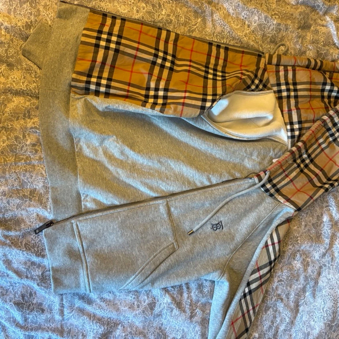 Grå hoodie med Burberry-rutor