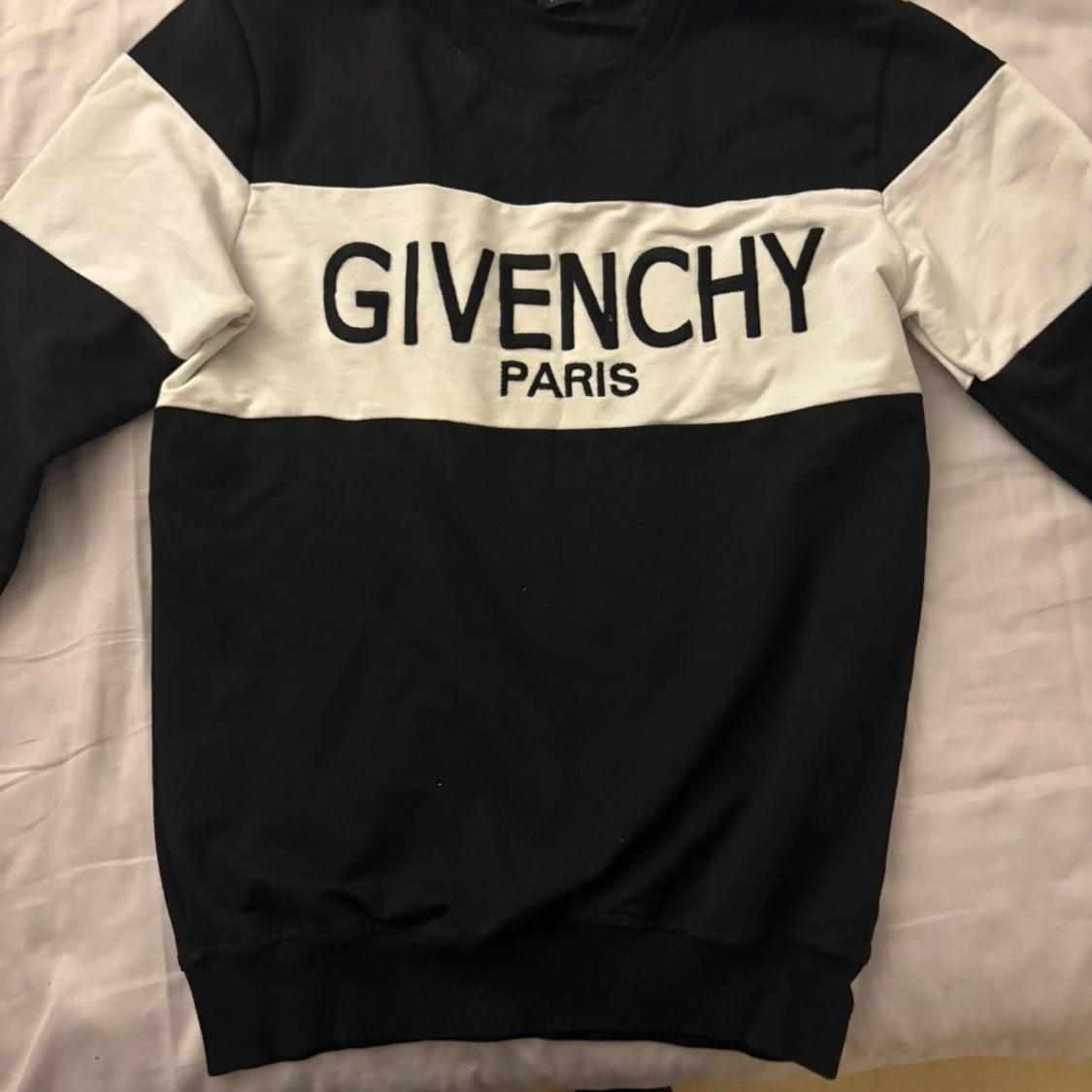 Svart och vit tröja från Givenchy