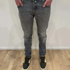 Jacob cohen jeans - Tja! Säljer ett par Jacob cohen jeans i modellen 622. Jeansen är i fint skick utom slitningen nedanför gylfen (se bild). Modellen på bild är 185. Jeansen är i storlek 33