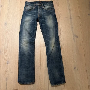 Blå jeans från Nudie Jeans Co W28 L32 - Snygga blå jeans från Nudie Jeans Co 