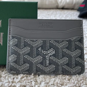 Grå Korthållare Mönstrad - Säljer en stilren grå korthållare med snyggt mönster. Korthållaren har flera fack och är perfekt för dig som vill ha något både snyggt och praktiskt. Helt ny och kommer med originalask.🫡🤝