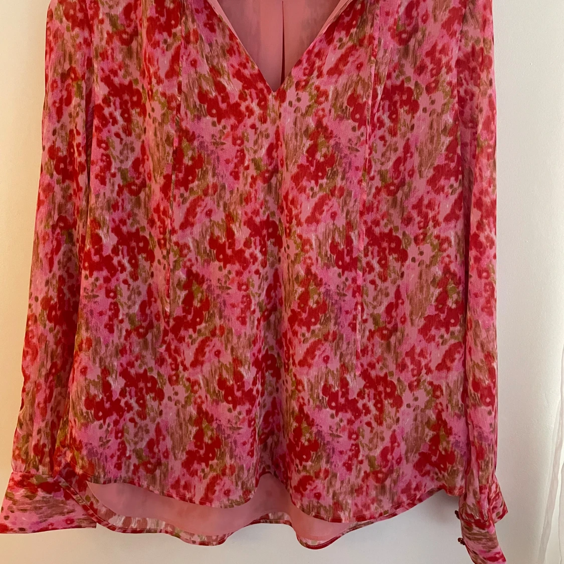 Blommig rosa och röd blus med v-ringning - 1