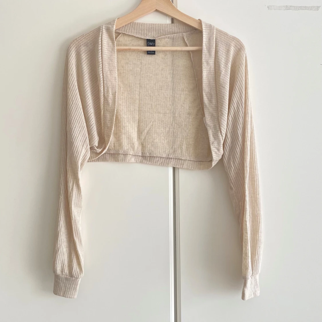 2 croppade koftor från Dazy, svart & beige - 3