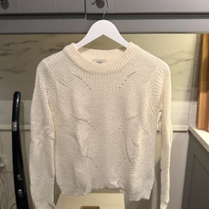 Vit stickad tröja - Säljer en vit stickad tröja från H&M.