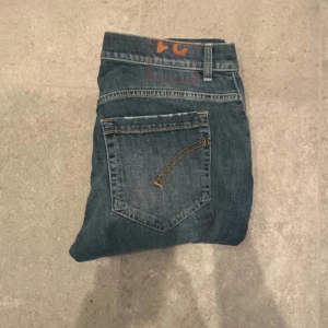 Dondup George - Snygga blå jeans från Dondup, modell George. De har skinny passform, klassisk femficksdesign och slitningar från fabrik. Strl 31 och bra skick