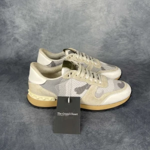 Valentino rockrunner - Skick: 9/10. | Ingår: Bara skorna. | Nypris: +- 7000 SEK. | Givetvis äkta. | Mer hittar du på www.thegrandcloset.com.