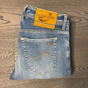 Jacob Cohen jeans 688 - Säljer dessa otroligt SÄLSYNTA Limited edition Jacob Cohen jeans 688 i storlek 31🔥dessa jeans kostar ≈10000r+ i butik men på style supply 1599kr. Har du några funderingar eller vill ha mått så är det bara och kontakta😊
