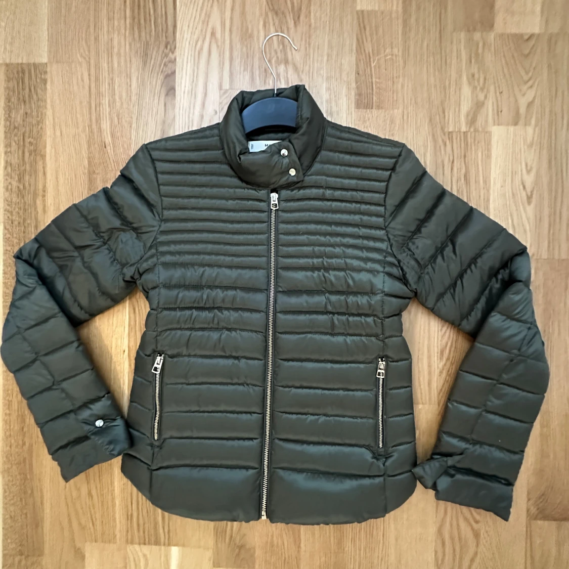 Olivgrön pufferjacka med dragkedjor