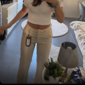 Beiga kostymbyxor med raka ben - Snygga beiga kostymbyxor från Veromoda med raka ben. Perfekta för en clean och stilren look. Säljes på grund av att de inte kommer till användning💗