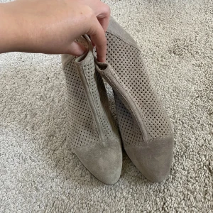 Beiga klackskor  - Från Zara, dock är ena klackskon en annan nyans än vad den andra är men det syns inte så tydligt! Strl 40