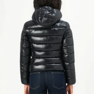 Pufferjacka Save The Duck - Intressekoll på en Save The Duck jacka, men kan säljas om någon är intresserad runt detta pris!!!Det är en svart, glansig pufferjacka med huva och dragkedja framtill. Väldigt snygg och håller än varm otroligt bra. Skicket är som nytt. Hör gärna av er.