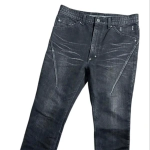 Number (N)ine Cross Stitch Tapered Jeans 28 - SKICK  · 8,5/10 (Lätt använd)  STORLEKSINFO  Byxor/bottenskjut  · Midja: 39 cm · Innersöm: 69 cm · Lårvidd: 26 cm  Om du har några frågor är du välkommen att skicka ett meddelande till mig! Tack!