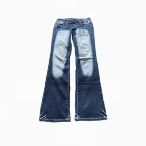 Bluequeen jeans - Så snygga blir queen jeans <3 Jättebra skick, bara ena fickan ifram som har ett hål så man får vara försiktig om man har små saker i den fickan!🪽midjemått =  37cm  innerbenslängd= 83cm 