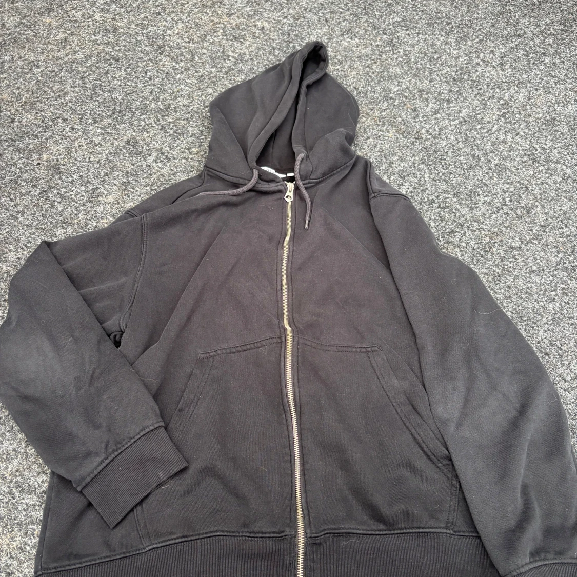 Svart hoodie med dragkedja från Weekday