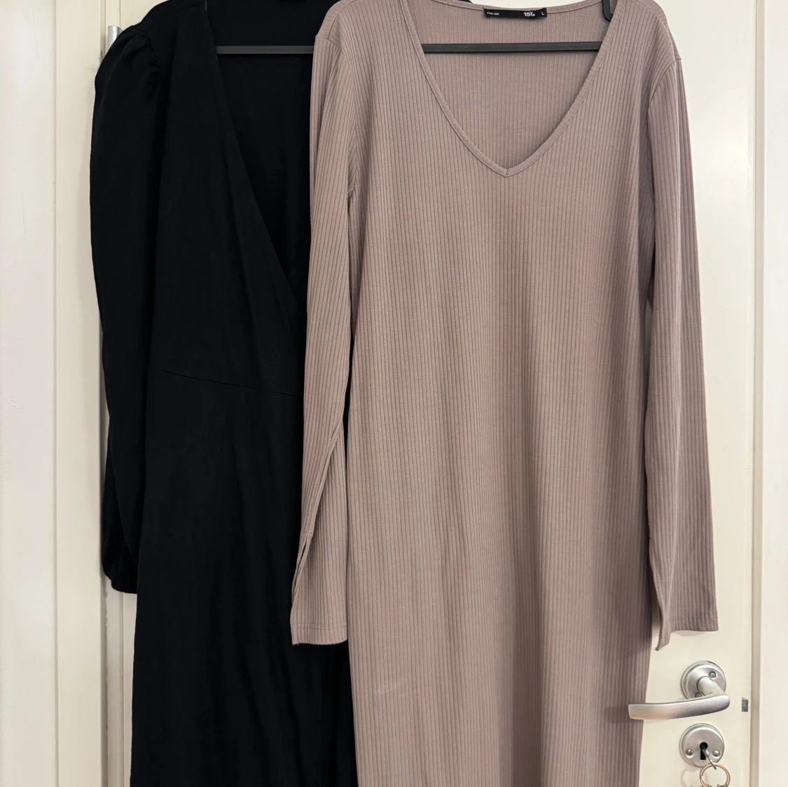 Två långärmade klänningar i svart och beige - 2