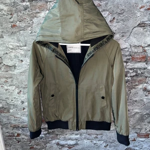 Zadig & voltaire windbreaker -  Bra skick, lite skador på magen, se bild 5. Storlek 12-XS vilket passar dig som är mellan 155-165cm. Nypris ca 4000kr. Modellen är 160cm. Passar bra nu till höst/vinter. Skriv för mer information!🤝