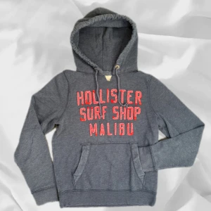 Hollister Hoodie - Extremt ovanlig hollister hoodie i storlek L men sitter som M – enkel att matcha och skön att bära. Ett stilrent val, noggrant utvalt med omsorg av AM Clothing.  📩 Frågor? Hör gärna av dig! 📲 Följ oss här på Plick för fler uppdateringar. ♻️ Tack för att du handlar mer hållbart med AM Clothing!