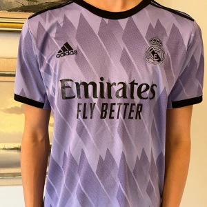 Real Madrid lila matchtröja Adidas - Snygg Real Madrid tröja från säsongen 22/23. Den är använd ett fåtal gånger. Skriv om du har frågor! 