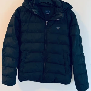 Svart jacka från GANT - Vinterjacka från Gant. 