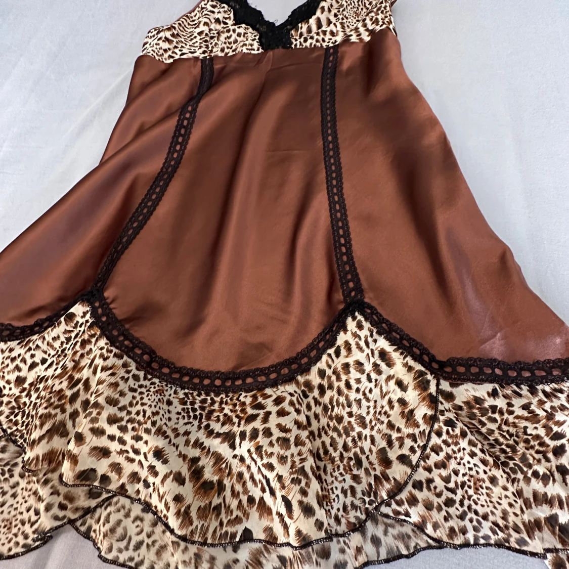 Brun satinklänning med leoparddetaljer - 3