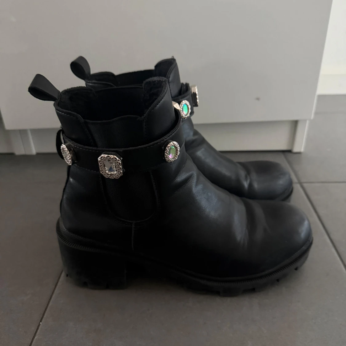 Svarta boots med smyckade spännen