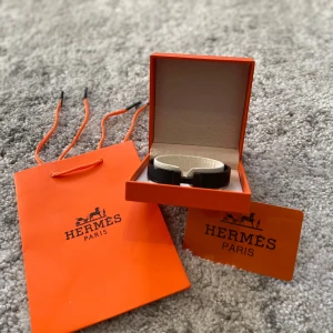 Svart H armband - Riktigt schysst H armband i nytt skick. Helt svart för en ren look i nästan vilken outfit som helst. Allt i första bilden medföljer, skriv vid funderingar!