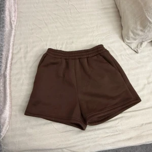 Bruna mjuka shorts med resårmidja - Bruna shorts i mjukt material. 