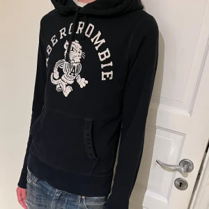 Vintage Abercrombie and fitch hoodie - Sjukt snygg vintage Aberchrombie and fitch hoodie, bra skickk och tunt material Mått:  Midja: 43cm Längd: 60cm