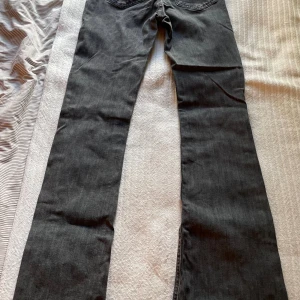 Grå bootcut jeans från Vila XS - Säljer ett par gråa bootcut jeans från Vila i storlek XS/32. Jeansen har klassisk femficksdesign, bälteshällor och dragkedja med knapp. Snygg tvätt och skön passform, perfekta till sneakers eller boots.