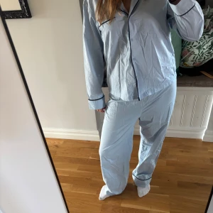 Ljusblå pyjamas set med mörkblå detaljer - Ett supersött ljusblått pyjamas set. Skönt material och perfekt för en mysig kväll💞🩷💕