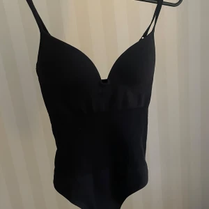 H&m body  - H&m body i strl XS. Ingen knäppning mellan benen 