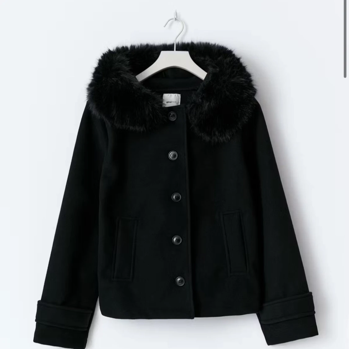 Svart jacka med fuskpäls-krage Gina tricot