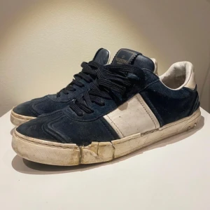 Valentino Flycrews - Valentino Flycrews med en slarvigt lagad spricka i sulan, därav sinnesjukt bra pris😃🙌
