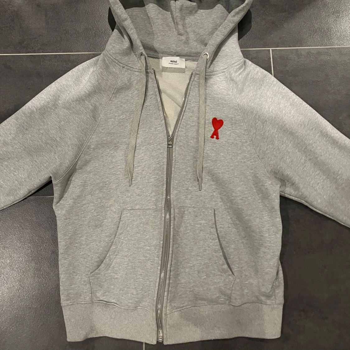 Grå hoodie med dragkedja från Ami - 1