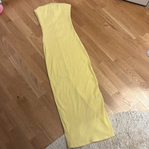 Klänning - Jätte fin tubtopp klänning som jag aldrig fick tillfälle för att använda utan bara testa 🥹Den har en din slits bakom och dubbla lager framme vid brösten. Klänningen formar kroppen så fint och sätter sig efter kroppens form. Passar till alla tillfällen💛💛