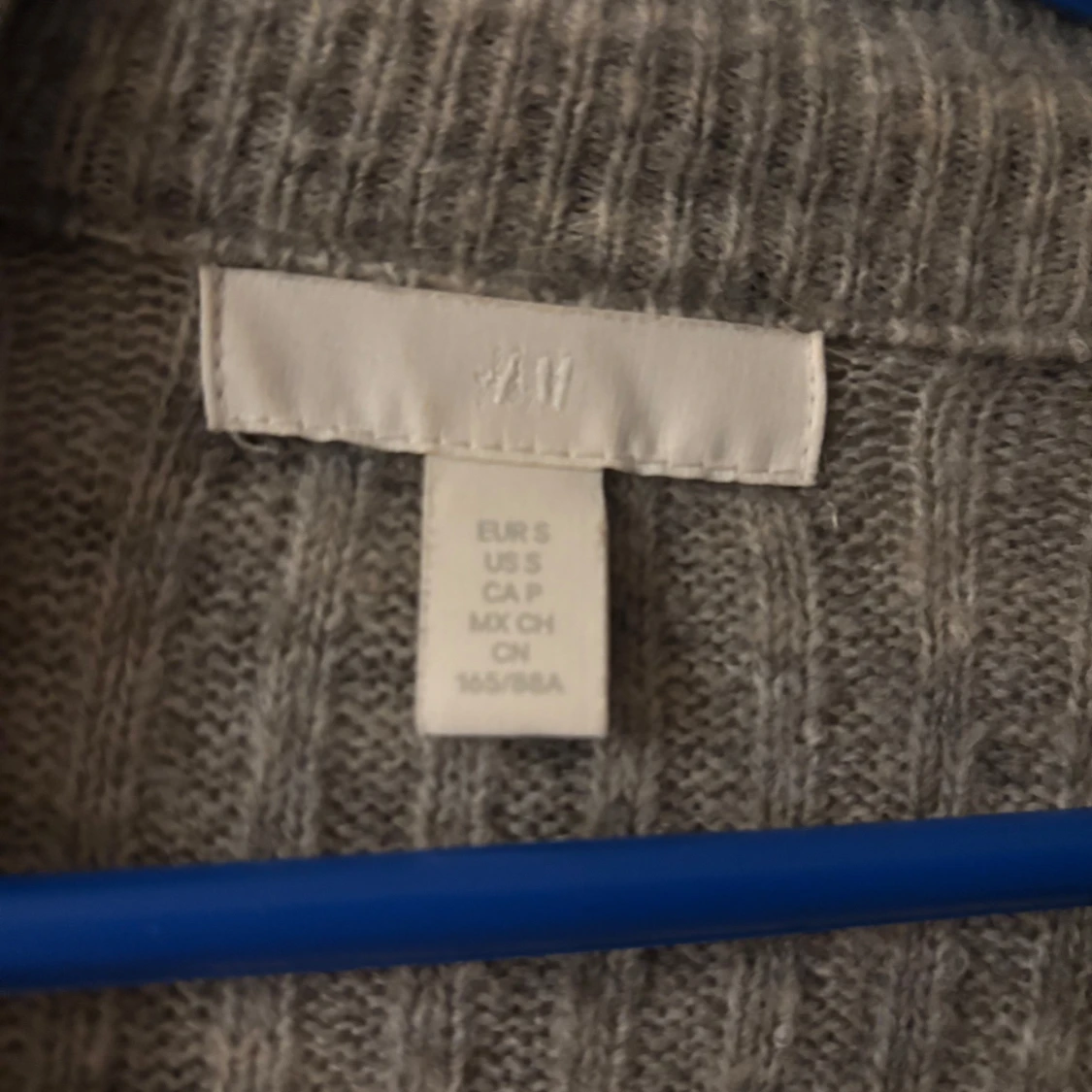 Grå ribbstickad tröja från H&M - 1