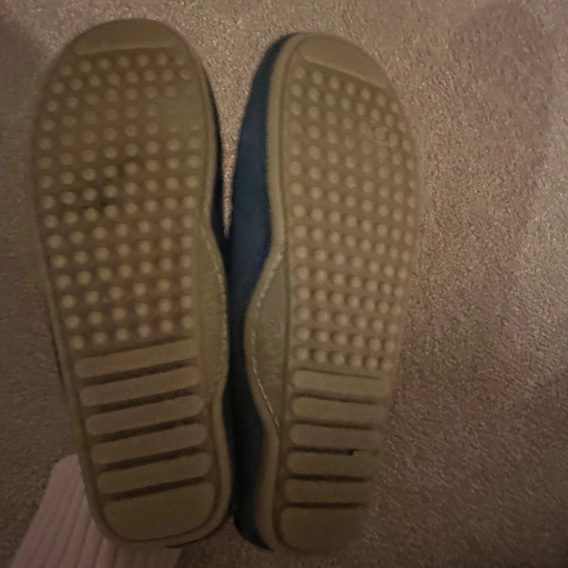 Mörkblå mockaloafers med gummisula - 2