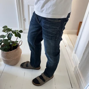 Jack and Jones riktigt snygga  - Sköna Jack and Jones jeans. Inga defekter, modellen är 180,75 kg och bär 32 / 30. Måten A: 42 cm B: 96 cm. 🏆😇
