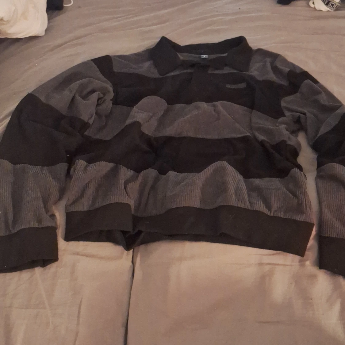 Svart-grå randig tröja