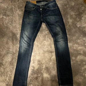 Dondup George 30 - Dondup jeans i modellen George! Det är dem trendigaste jeansen just nu. Skick- 9/10 Ny pris- 3500kr Säljs för- 1099kr.  Dem har en riktig snygg tvätt och är väldigt stilrena jeans som passar till allt. | Kontakta gärna vid frågor, priset är diskuterbart