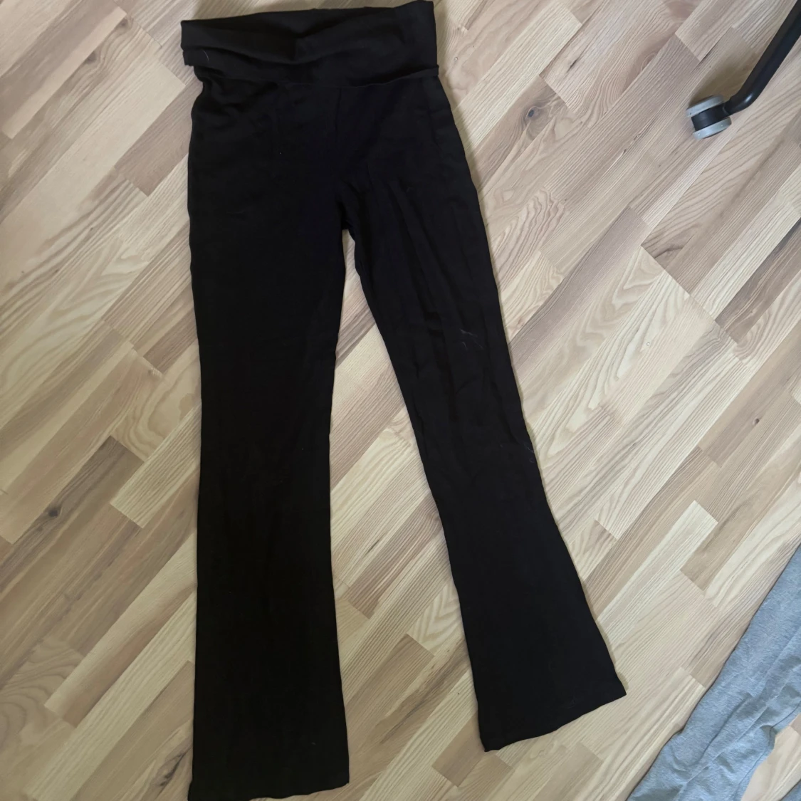 Svarta bootcut byxor från Gina Tricot