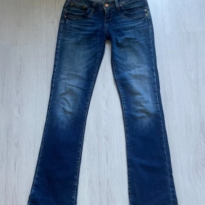LTB jeans - Snygga blå jeans med några slitningar från LTB i modellen Valerie. Storlek 26/32 och i bra skick